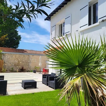 Maison Avec Piscine Chauffee, 6 Pers *